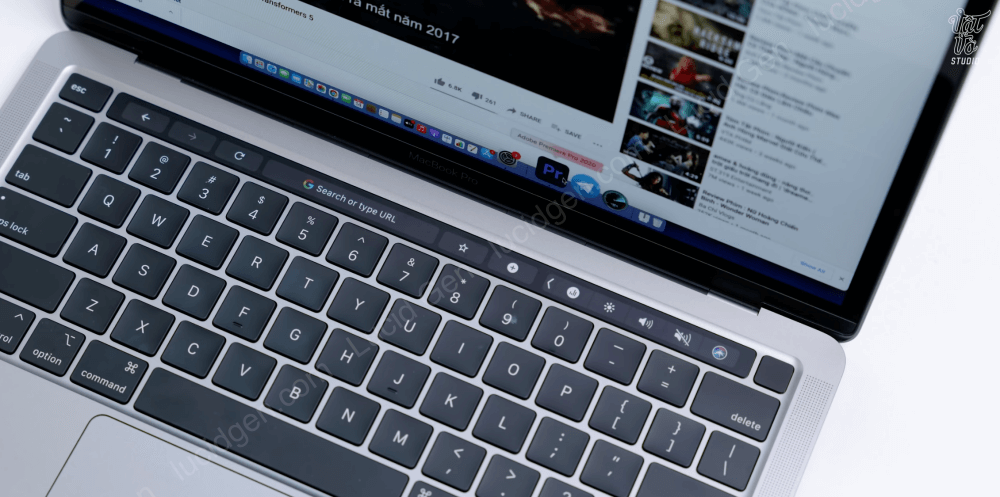 Đây là chiếc MacBook M1 duy nhất có touch bar thời điểm đầu năm 2022 - Nên mua MacBook Air hay Pro M1 - So sánh MacBook Air M1 và MacBook Pro M1
